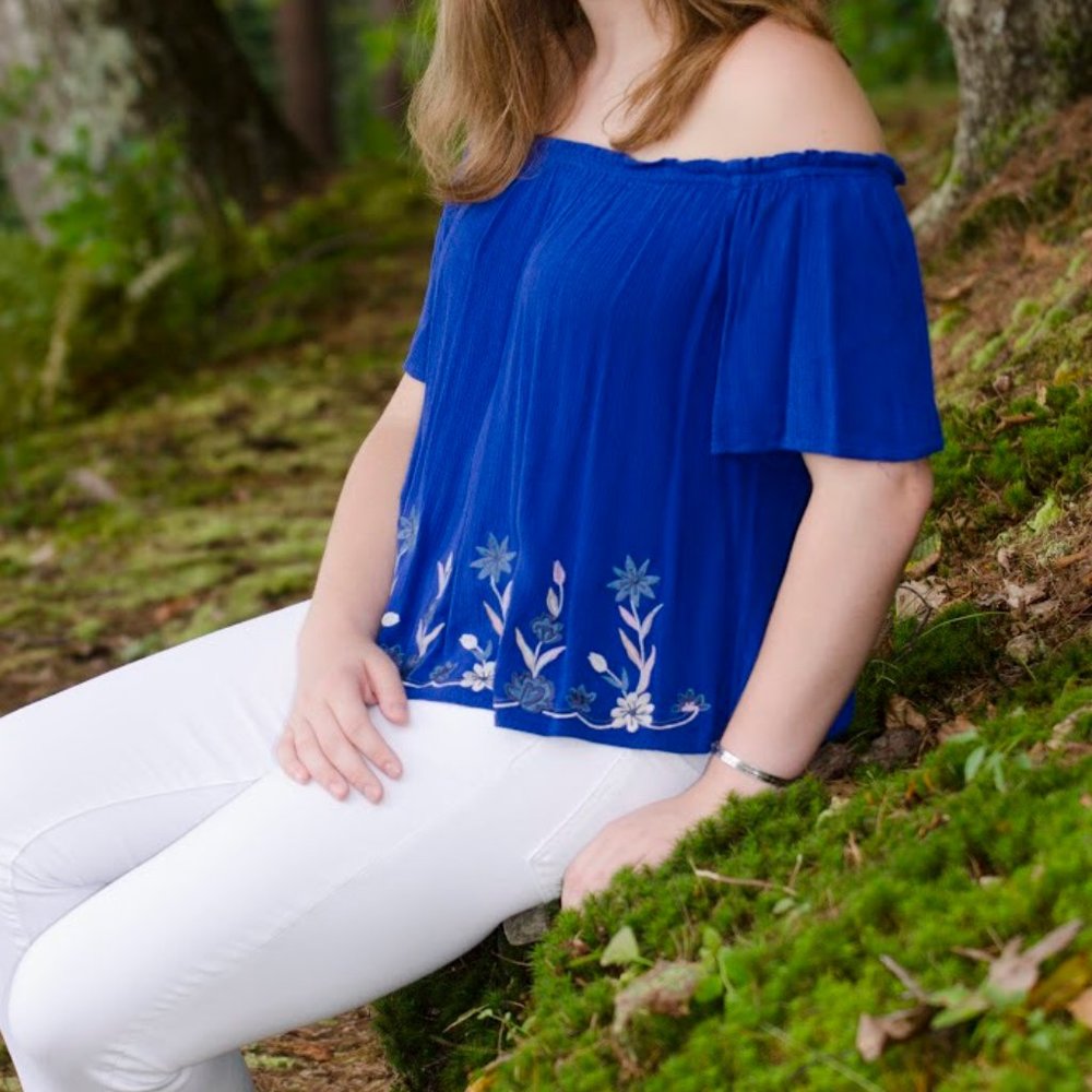 💕Off-the-Shoulder Embroidered Blouse Size S